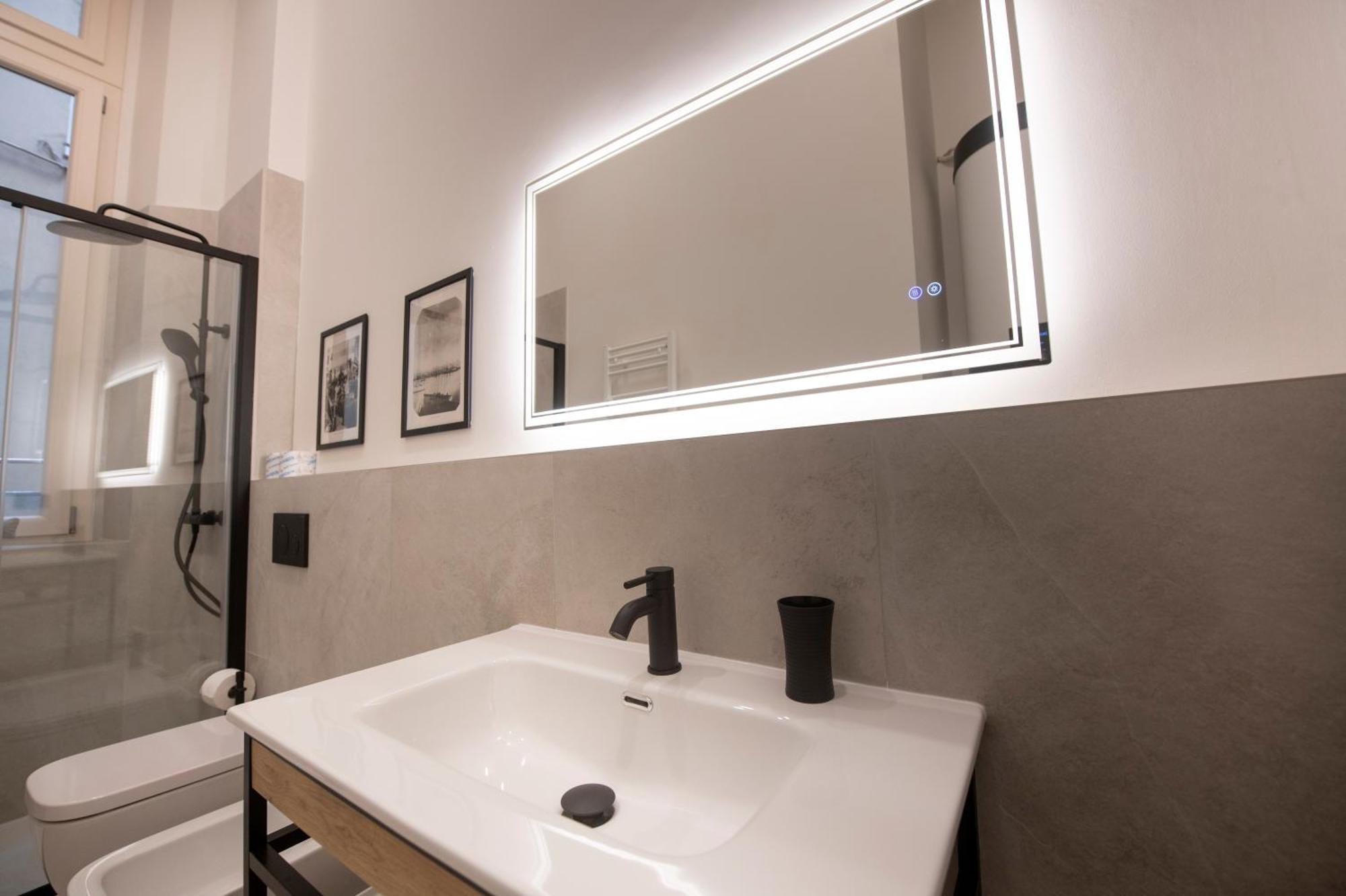 227 - Largo Zecca Luxury Apartment - Nel Cuore Del Centro Di Genova Luaran gambar